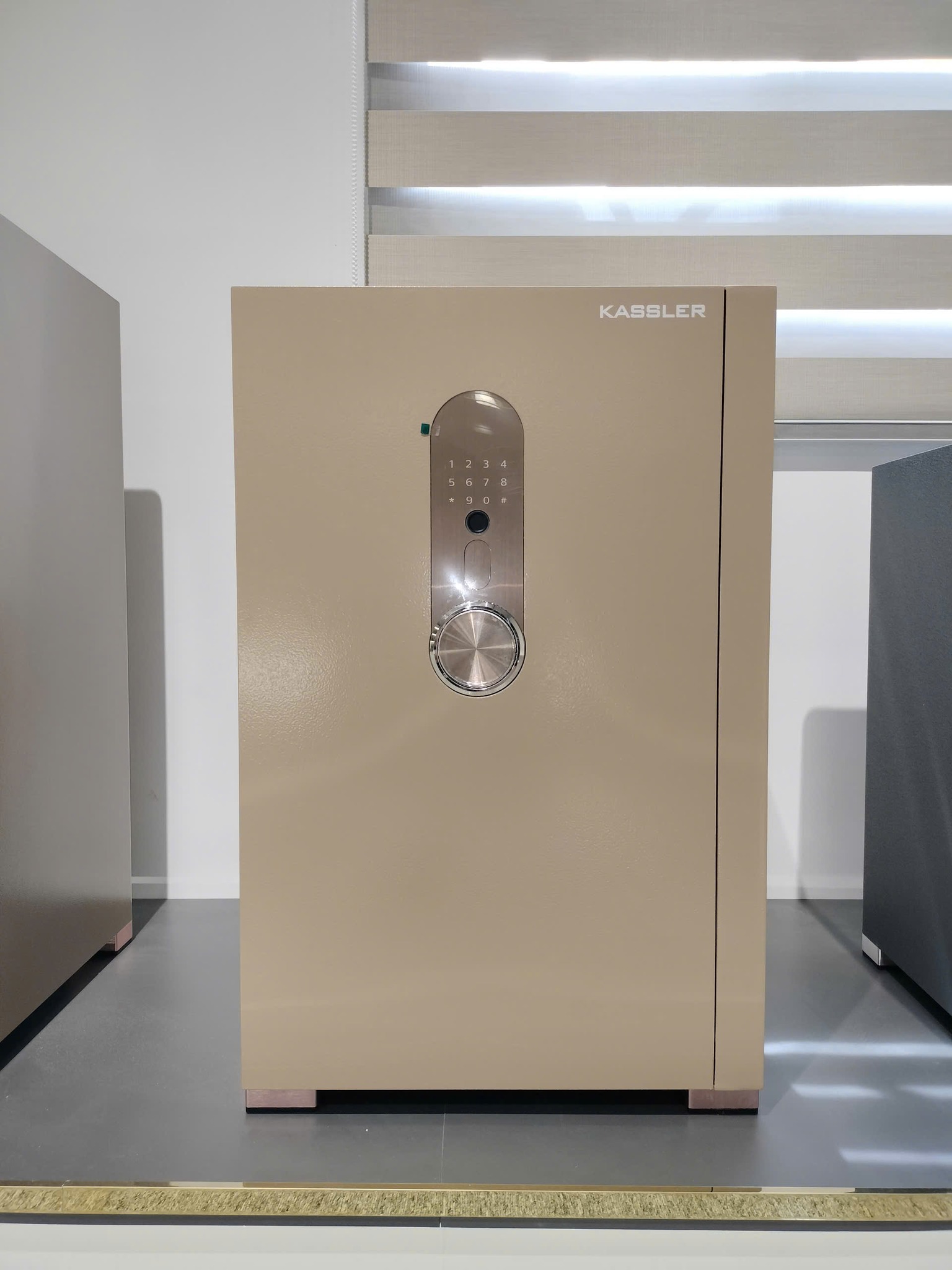 Ảnh thực tế két sắt thông minh kassler kl-65h8 Gold Sand được chụp tại showroom